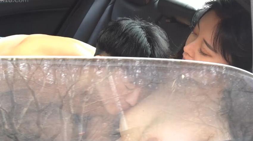 sex masage Lần đầu làm tình cùng bạn gái trong ô tô